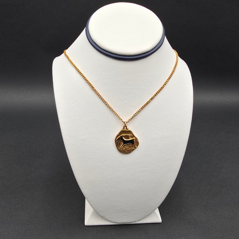 Vintage Gold Tone Capricorn Zodiac Pendant Necklace Black Enamel Coin Medallion